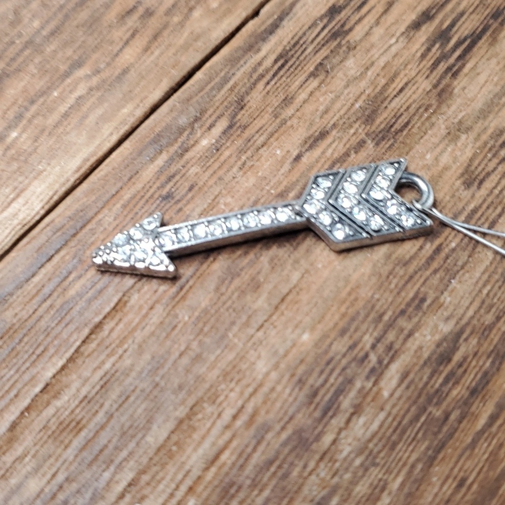 P208 crystal arrow pendant‎